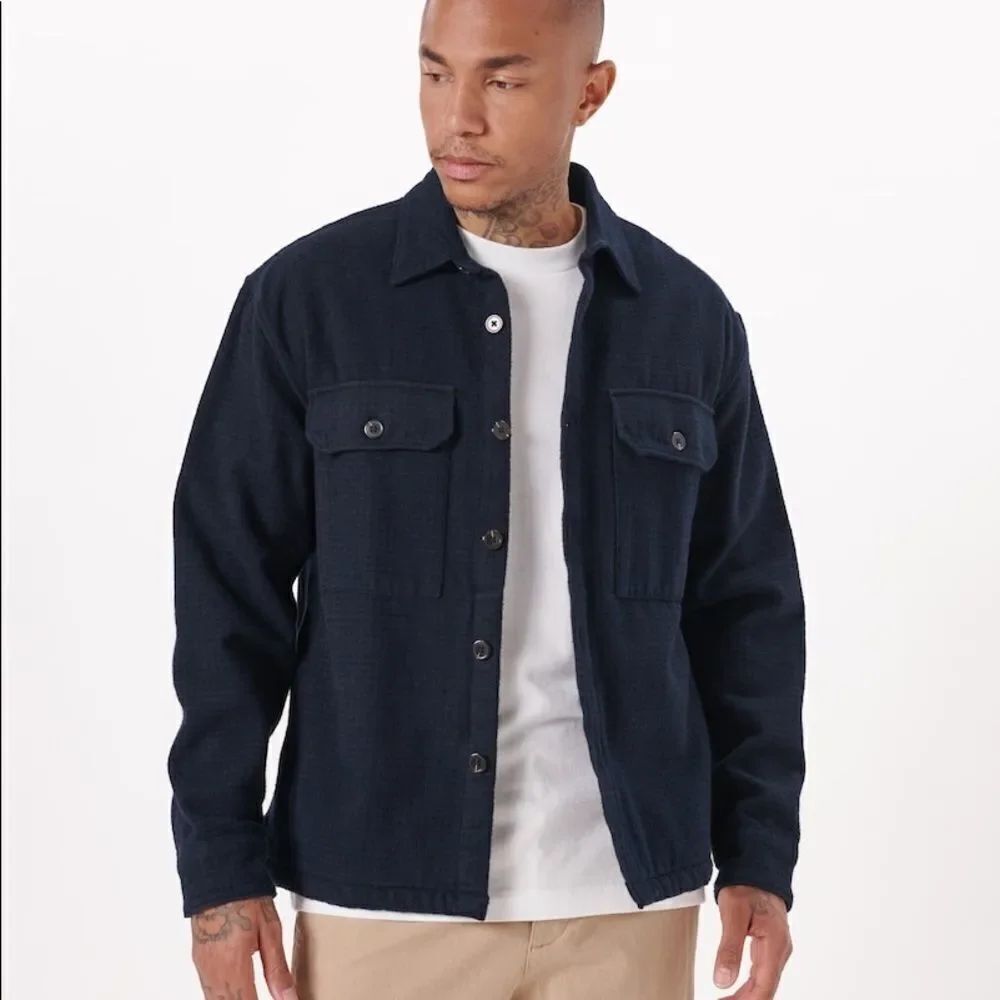 ✨ Abercrombie & Fitch two pocket muscle shirt in navy✨